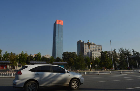 石家庄新地标第一高楼挂上五星红旗(图)