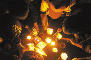 13个孤儿昨夜滹沱河畔放河灯祭奠逝去父母
