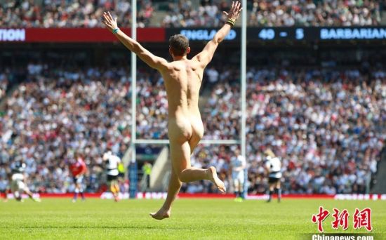 橄榄球赛场疯狂男粉丝 裸奔惊艳球迷
