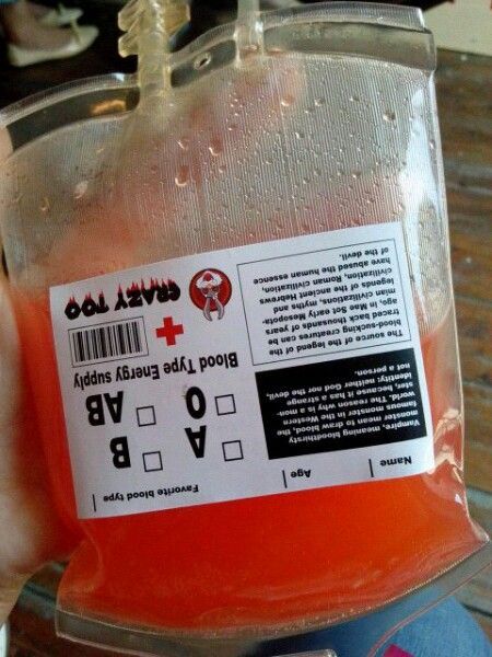 血袋饮料形似一袋血液 如吸血鬼喝血惊吓网友