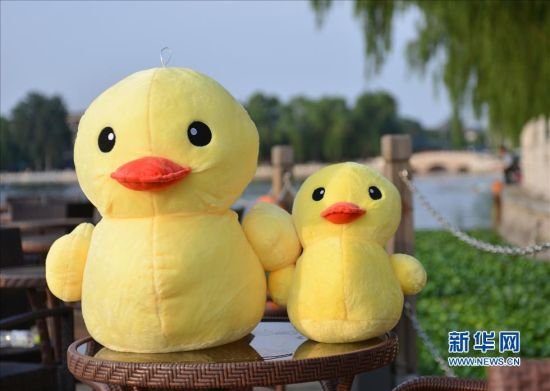 北京什刹海摆出小黄鸭为“大黄鸭”来京造势