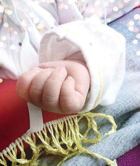 该微博晒婴儿小手照片。