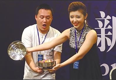 魔术师王璐和现场一位记者表演“空盆出彩”。