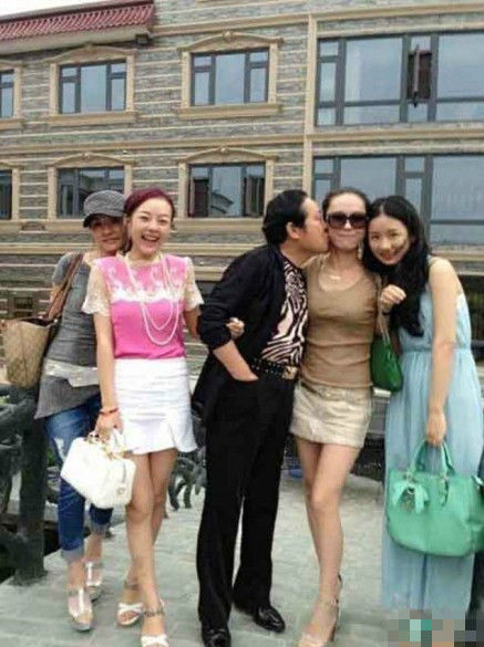 王林与干女儿调情献吻 左拥右抱尽显色相