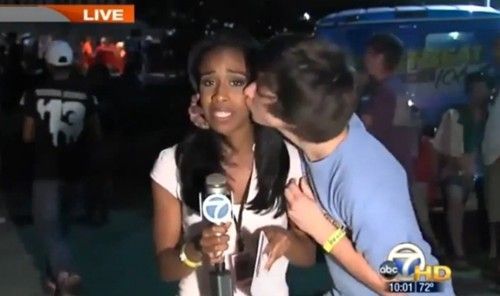 女记者遭强吻