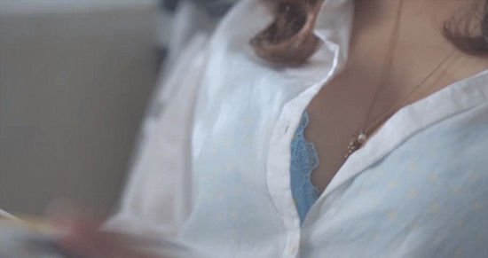 泰国惊现逆天内衣广告：男模穿胸罩挤出乳沟