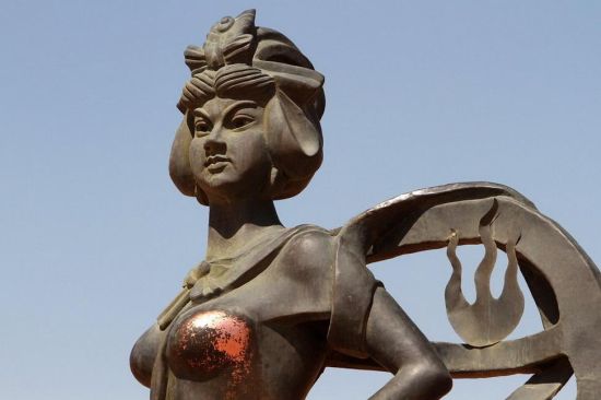 铁扇公主雕塑被游客“袭胸” 常年被摸已褪色