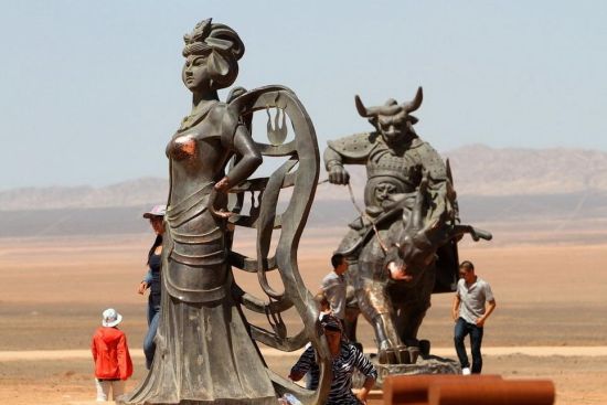 铁扇公主雕塑被游客“袭胸” 常年被摸已褪色