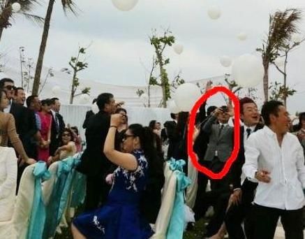 画圈的就是钟小江。这是他在参加汪小菲大S婚礼时候的照片。旁边的是汪启楠和钮承泽。