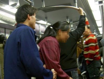 上海地铁乞丐月入上万 每天乞讨到500元就收工
