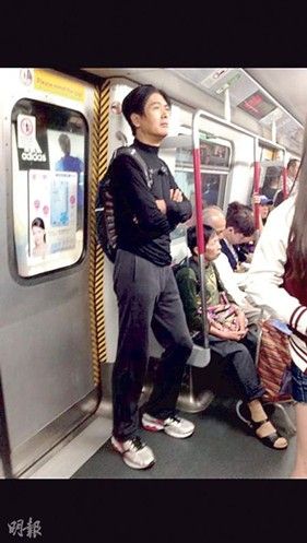 周润发搭地铁遭网友偷拍 没戴黑超显亲民