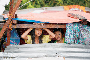 台风海燕致菲律宾万人死 破坏力堪比印尼海啸