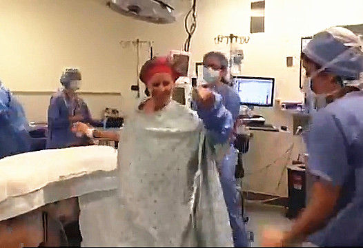 女子患病需切除乳房 手术前带领医生跳舞