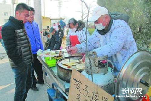 唐山花甲夫妇卖饼救尿毒症儿子 拒绝捐款