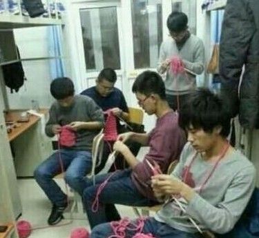 河北科技大学男生为戒网瘾 一起给女友织围巾