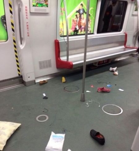 广州地铁少年玩防狼喷剂致踩踏事故 一孕妇受