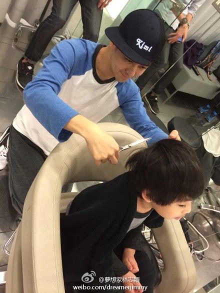 林志颖变身专业发型师为Kimi剪短发