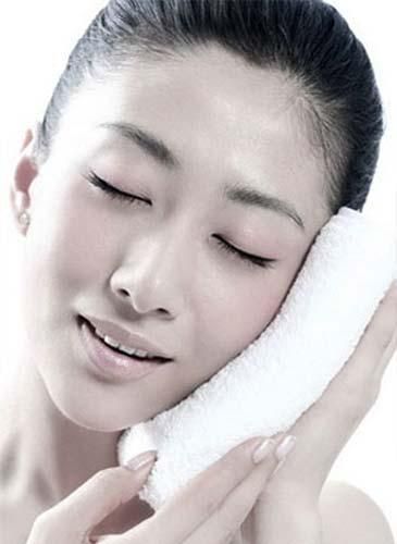 热毛巾敷脸帮你找回光滑透亮的肌肤