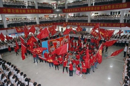 6月2日，河北衡水二中高三的老师们挥动班旗为同学们加油打气。