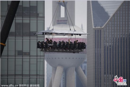 上海惊现空中餐厅 食客绑安全带悬空就餐