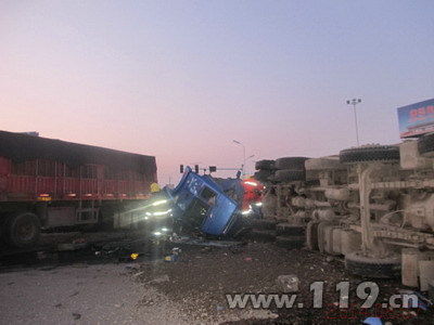 自卸式货车相撞致司机被困 唐山消防急救人