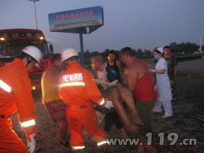 自卸式货车相撞致司机被困 唐山消防急救人