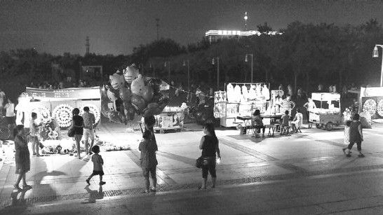 夜间抗震纪念碑广场变市场
