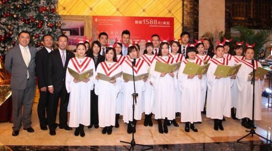 2014年12月5日18时，唐山万达洲际酒店圣诞点灯仪式在酒店唱诗班的欢跃颂歌中开始