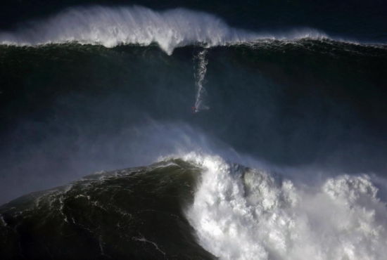 葡萄牙冲浪者冒死挑战30米巨浪