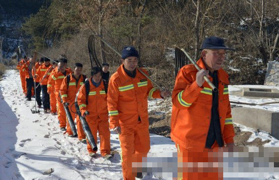 图为村森林消防队员踏雪进山开始第一次巡防。陈儒 李晓松 摄