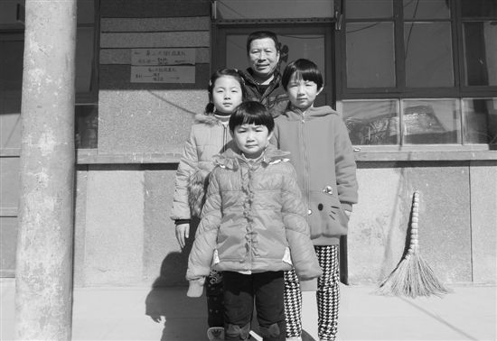 图为刘亭军和被救的3个女孩。 记者 梁赞英 摄