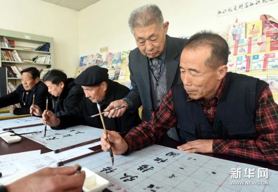 河北78岁老人创办农家书法社义务教书法