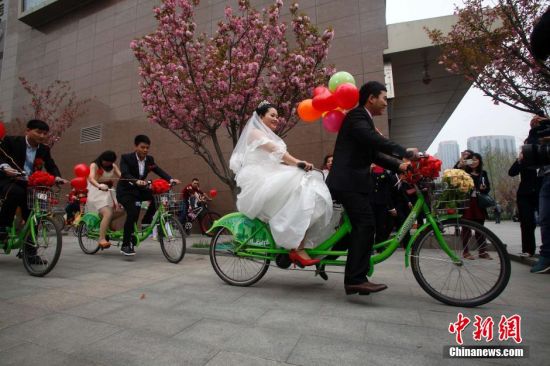 小伙骑公共自行车迎娶新娘