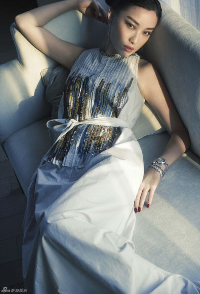 倪妮登新加坡杂志封面 白裙倚窗优雅魅力