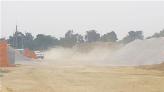 　　图为光明路翔云道路段东北侧两处沙料经营点扬尘严重。