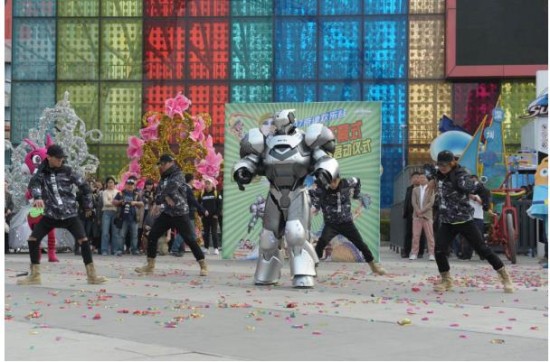 中国首个机器人艺人NK01亮相北京欢乐谷