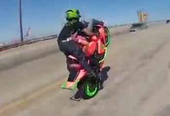 情侣高速公路上演绎69式摩托车骑行