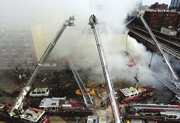 航拍纽约公寓爆炸坍塌现场