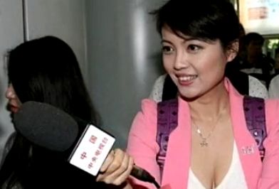 央视女记者艾婷婷美胸抢镜 回应争议