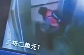 监控拍下女孩电梯里摔打婴儿疑将其扔下楼